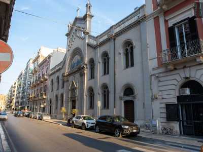 ... per imboccare via Cardassi, ritrovandoci cos� davanti al suggestivo prospetto grigio che contraddistingue la chiesa